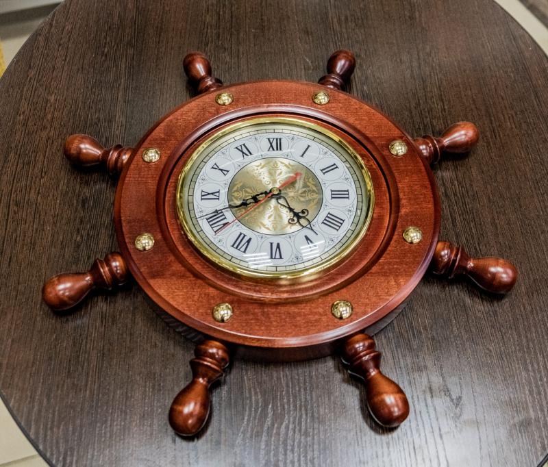 Магазин часов севастополь. Часы настенные "штурвал". Часы в форме штурвала. Часы интерьерные штурвал из дерева. Часы Севастополь.